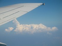 Flugzeugflügel mit Wolke